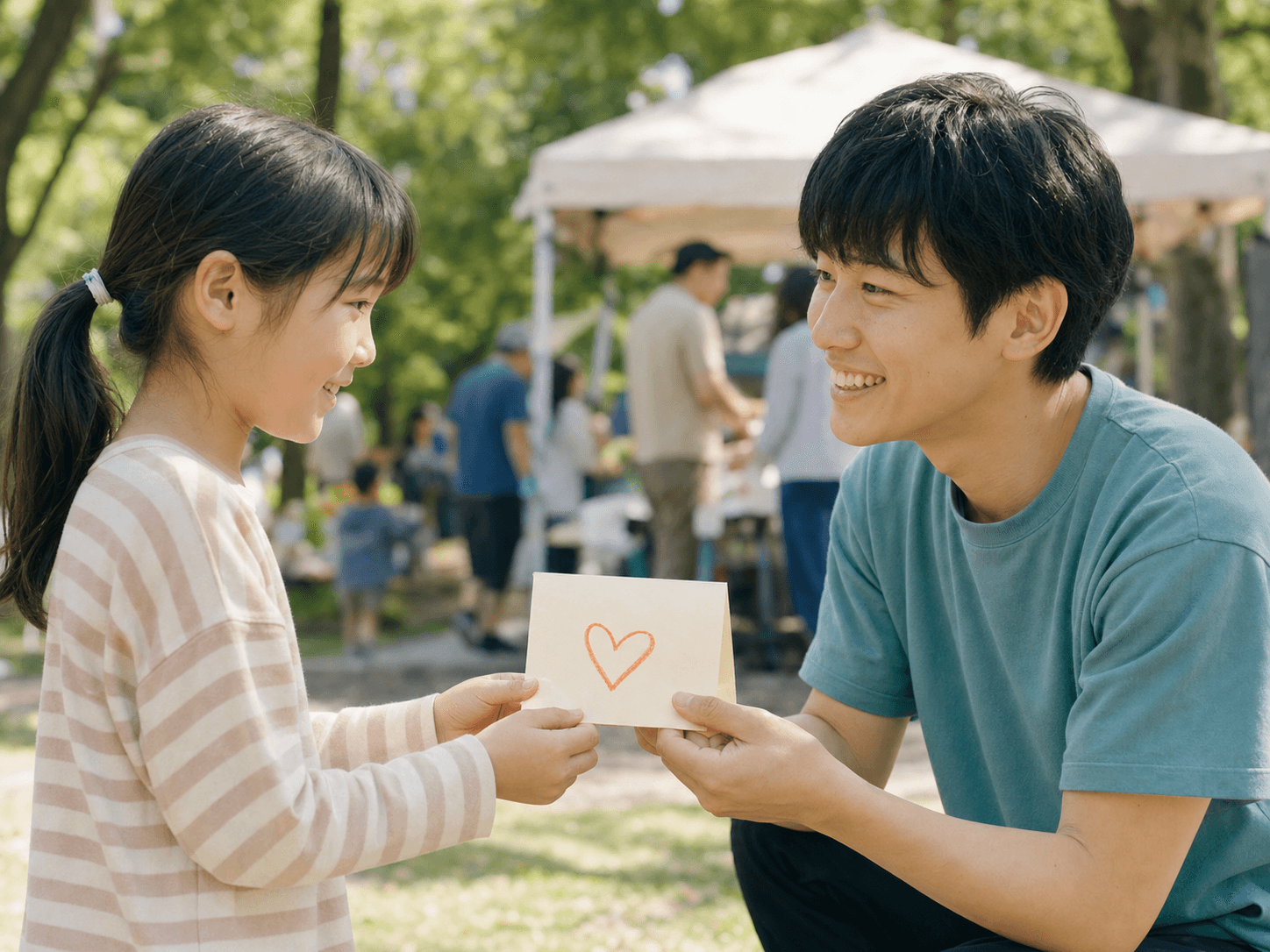 子どもから感謝のカードを受け取るボランティア